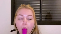 Blonde solo toying