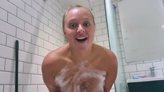 Amateur blonde masturbate when taking shower
