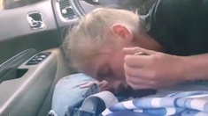 AMATEUR BLONDE SUCKING A BIG BLACK COCK IN A CAR
