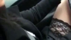 Elle se fait jouir en conduisant